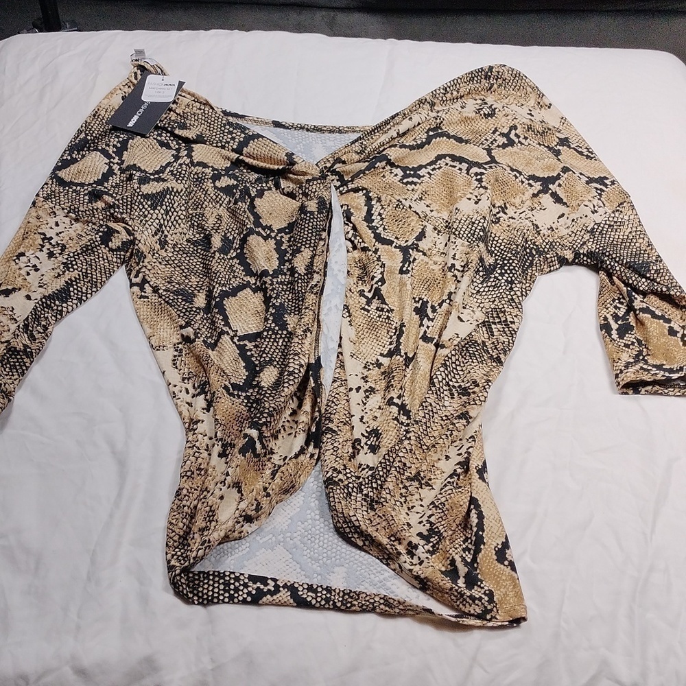 NWT Fashion Nova women's 2 piece top and shorts sized large